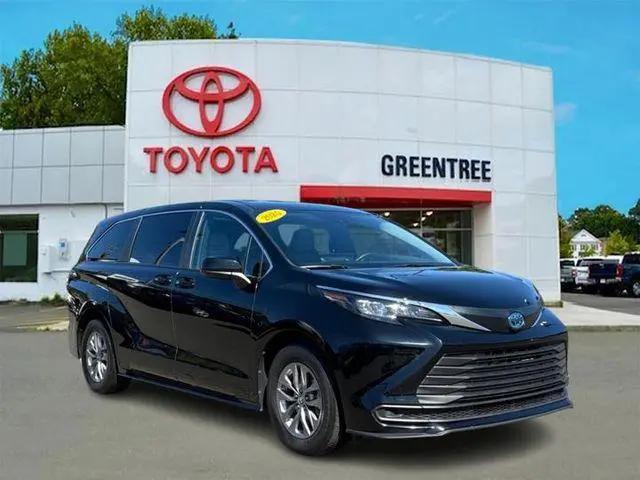 2025 Toyota Sienna LE for sale in Danbury, CT
