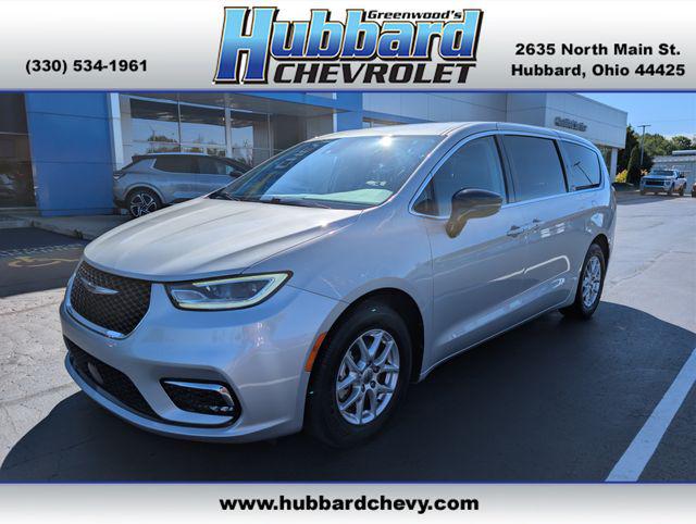 2024 Chrysler Pacifica Touring L for sale in Hubbard, OH