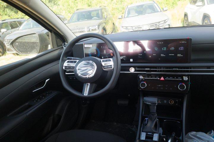 New 2026 White Pearl HYUNDAI SEL Plus FWD image 18