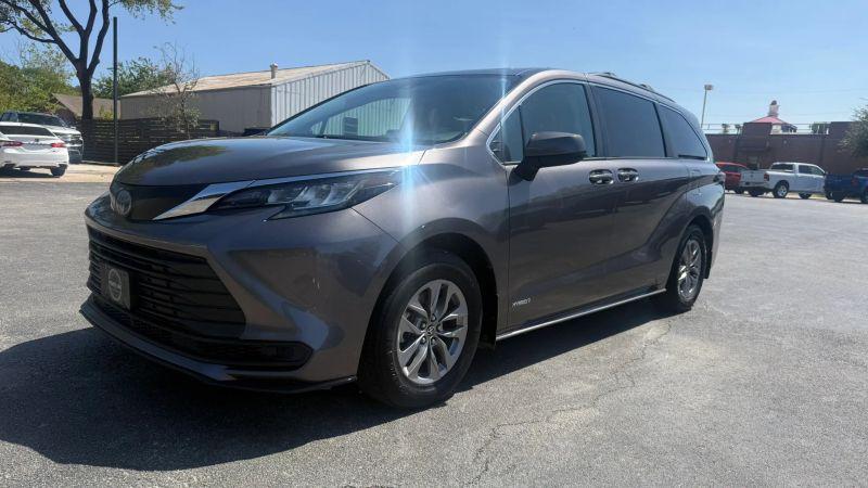 2021 Toyota Sienna LE for sale in Terrell, TX