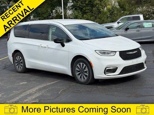 2024 Chrysler Pacifica Hybrid Select for sale in Manhattan, KS