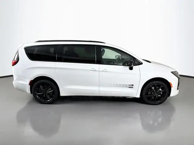 2027 Chrysler Pacifica Select AWD