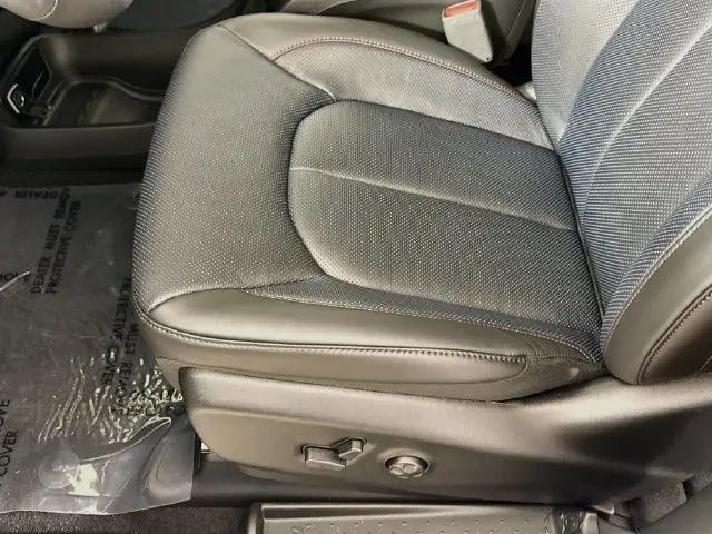 2027 Chrysler Pacifica Select AWD