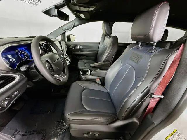2027 Chrysler Pacifica Select AWD