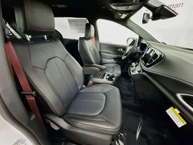 2027 Chrysler Pacifica Select AWD