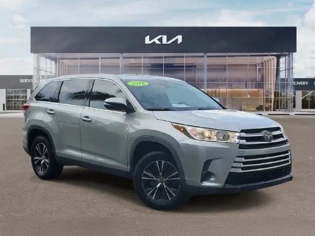 2019 Toyota Highlander LE for sale in Naples, FL