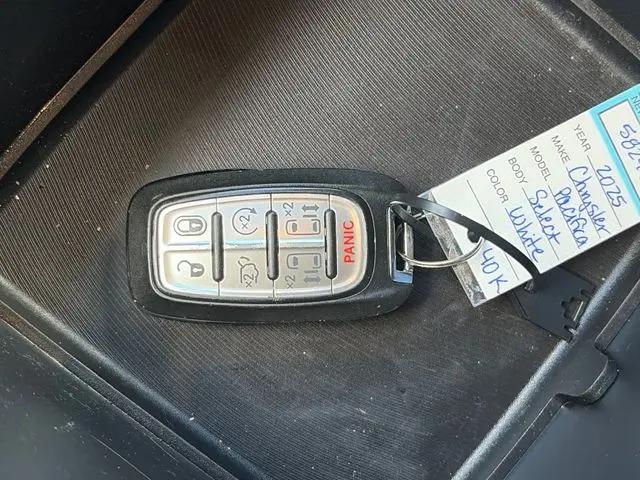2025 Chrysler Pacifica Select