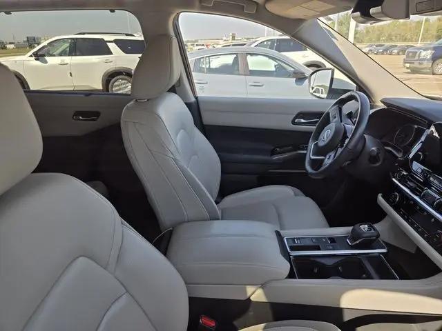 2023 Nissan Pathfinder SL FWD