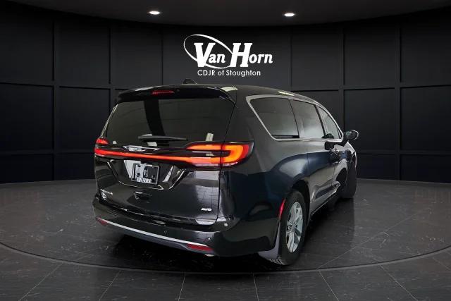 2027 Chrysler Pacifica Select AWD