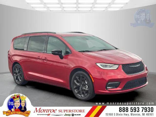 2025 Chrysler Pacifica Limited for sale in Monroe, MI