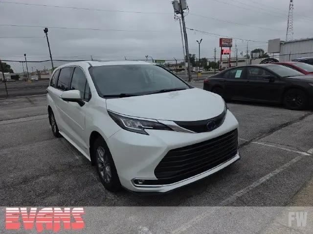 2021 Toyota Sienna XLE for sale in Fort Wayne, IN