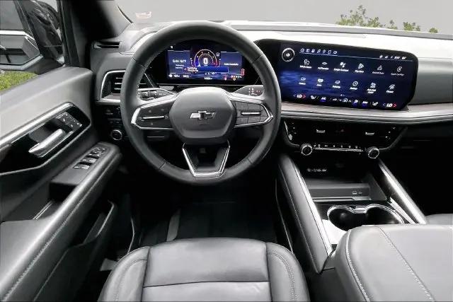 2025 Chevrolet Suburban 4WD LT