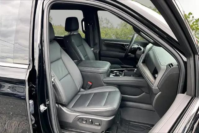 2025 Chevrolet Suburban 4WD LT