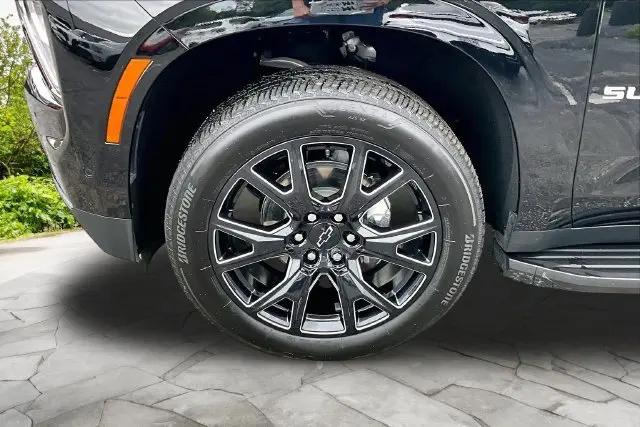 2025 Chevrolet Suburban 4WD LT