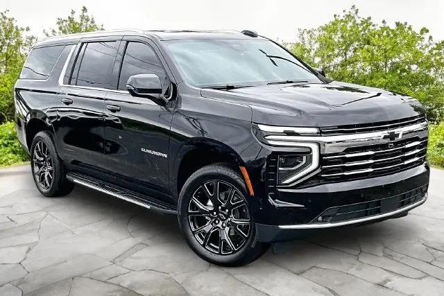 2025 Chevrolet Suburban 4WD LT