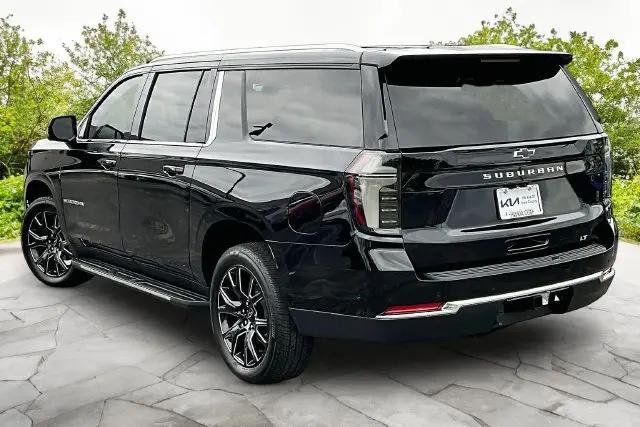 2025 Chevrolet Suburban 4WD LT
