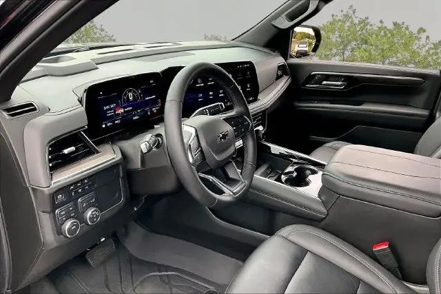 2025 Chevrolet Suburban 4WD LT
