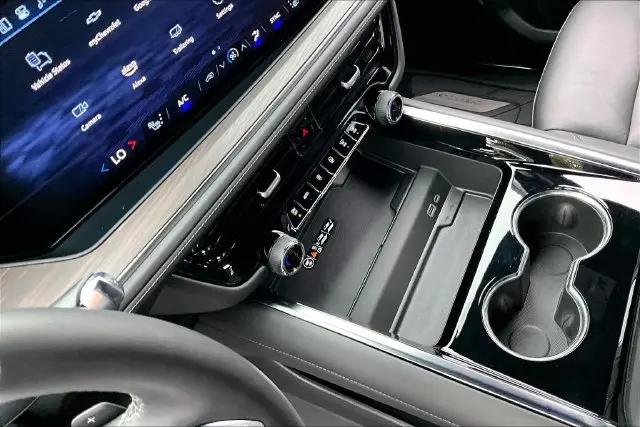 2025 Chevrolet Suburban 4WD LT
