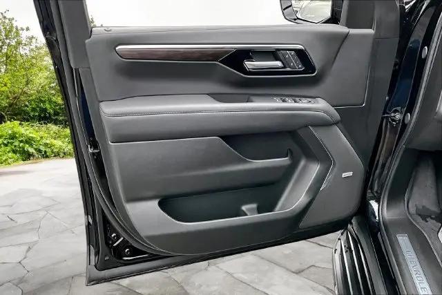 2025 Chevrolet Suburban 4WD LT