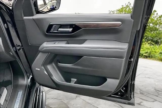 2025 Chevrolet Suburban 4WD LT