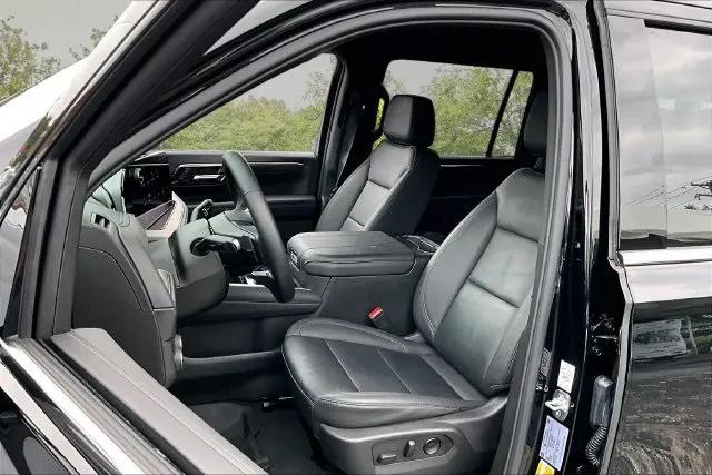 2025 Chevrolet Suburban 4WD LT