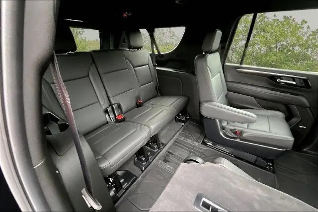 2025 Chevrolet Suburban 4WD LT