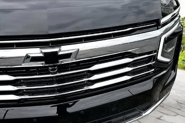 2025 Chevrolet Suburban 4WD LT