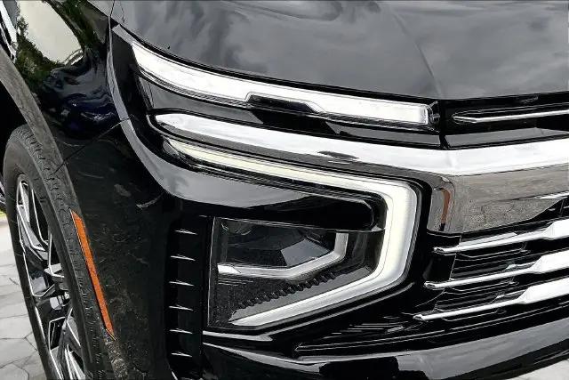 2025 Chevrolet Suburban 4WD LT