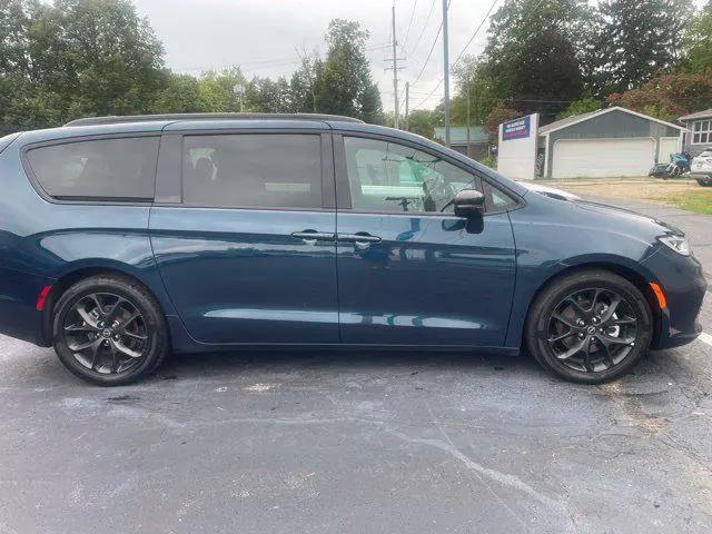 2025 Chrysler Pacifica Limited for sale in Fremont, MI