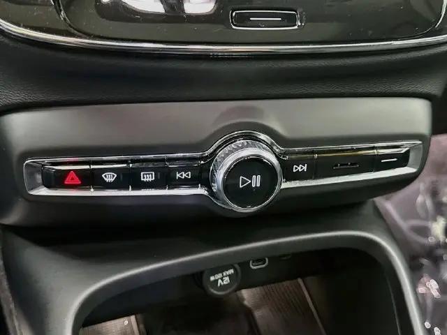 2026 Volvo XC40 Plus, B5 AWD Gas mild hybrid, Dark