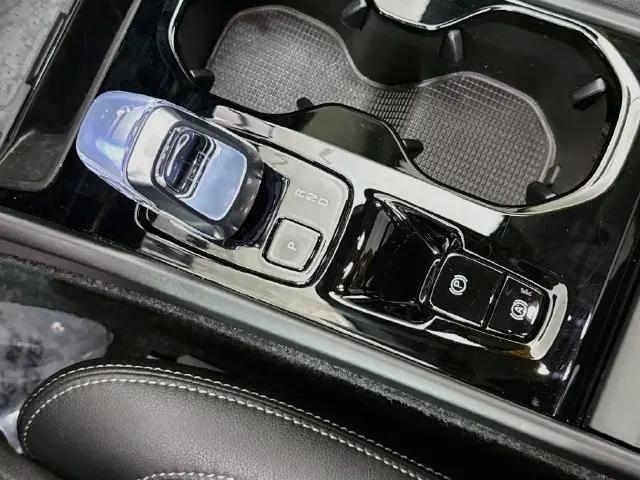 2026 Volvo XC40 Plus, B5 AWD Gas mild hybrid, Dark