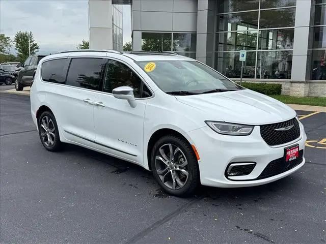2022 Chrysler Pacifica Pinnacle AWD for sale in Janesville, WI