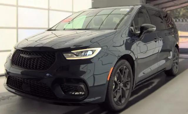 2025 Chrysler Pacifica Limited for sale in Fremont, MI
