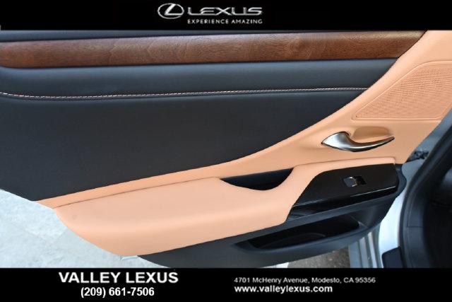 2025 Lexus ES 300h 300h
