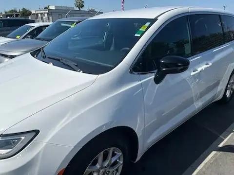 2025 Chrysler Pacifica Select