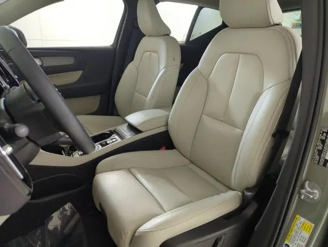 2024 Volvo XC40 B5 Ultimate Bright Theme