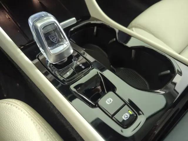 2024 Volvo XC40 B5 Ultimate Bright Theme