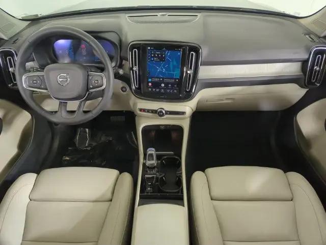2024 Volvo XC40 B5 Ultimate Bright Theme