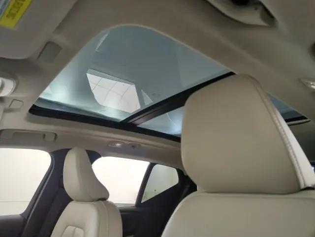 2024 Volvo XC40 B5 Ultimate Bright Theme
