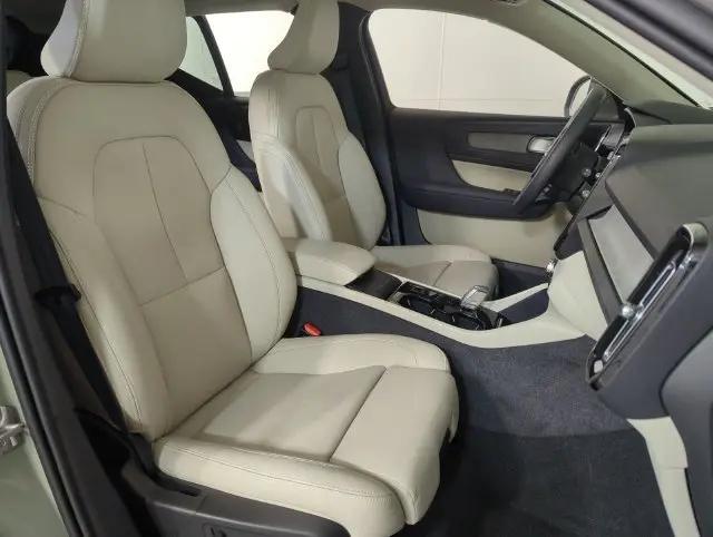 2024 Volvo XC40 B5 Ultimate Bright Theme