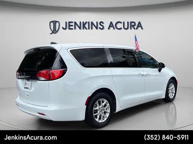 2023 Chrysler Voyager LX