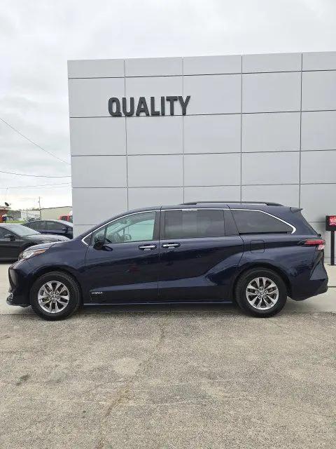 2021 Toyota Sienna XLE for sale in Independence, KS