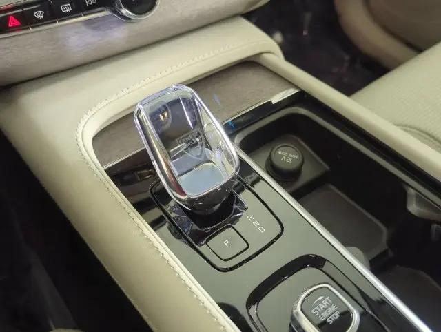 2024 Volvo XC90 B6 Ultimate Bright Theme 6-Seater