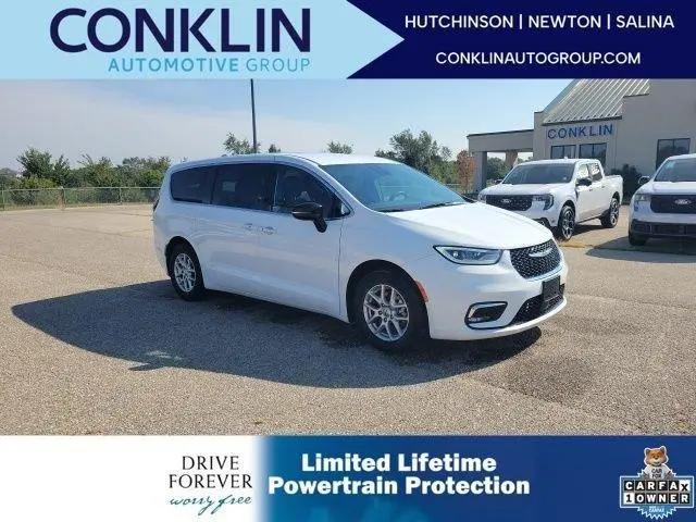 2025 Chrysler Pacifica Select for sale in Newton, KS