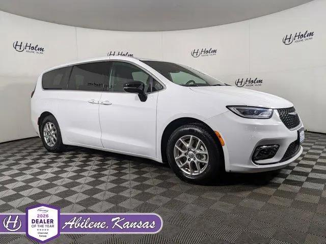 2025 Chrysler Pacifica Select for sale in Abilene, KS