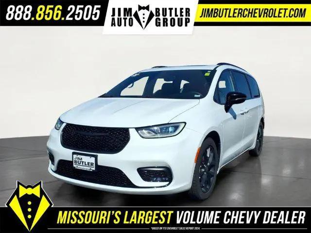 2025 Chrysler Pacifica Limited for sale in Fenton, MO