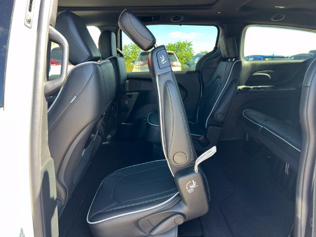 2027 Chrysler Pacifica Limited AWD