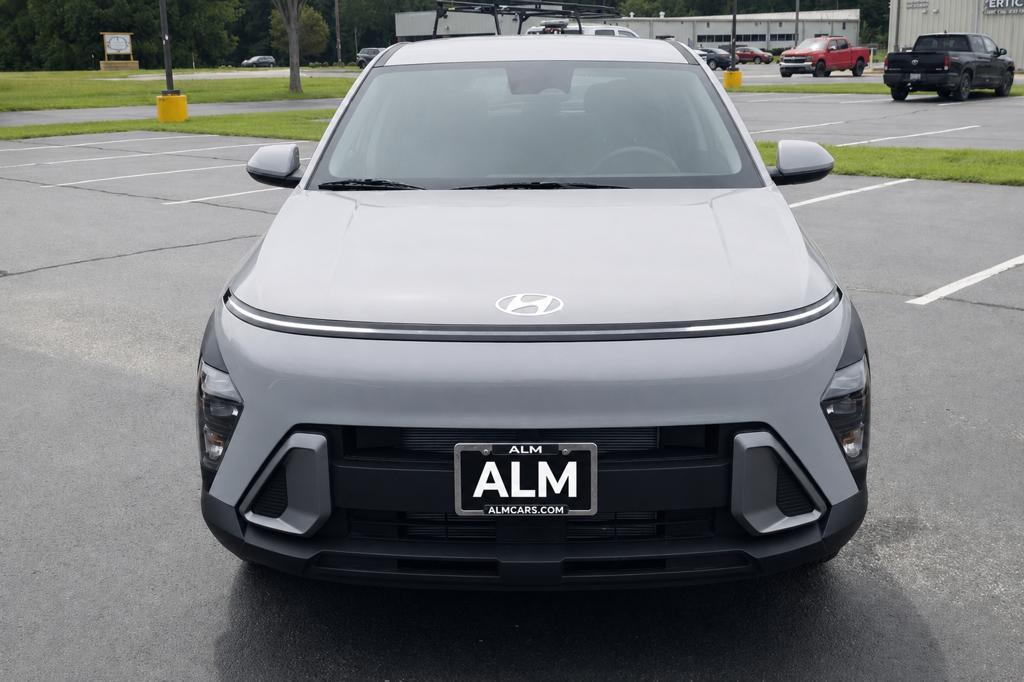 New 2027 Gray HYUNDAI SE FWD image 2
