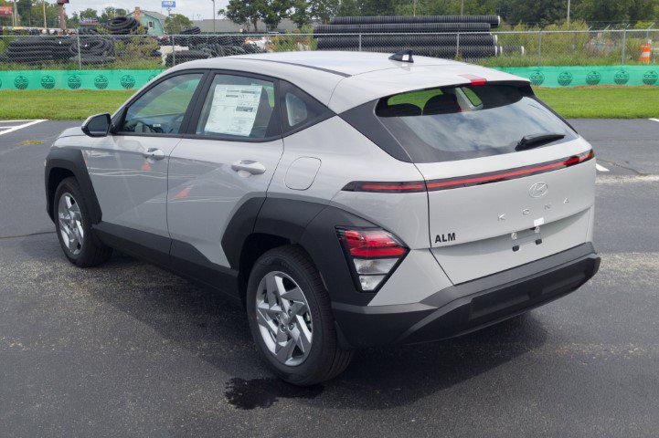 New 2027 Gray HYUNDAI SE FWD image 7