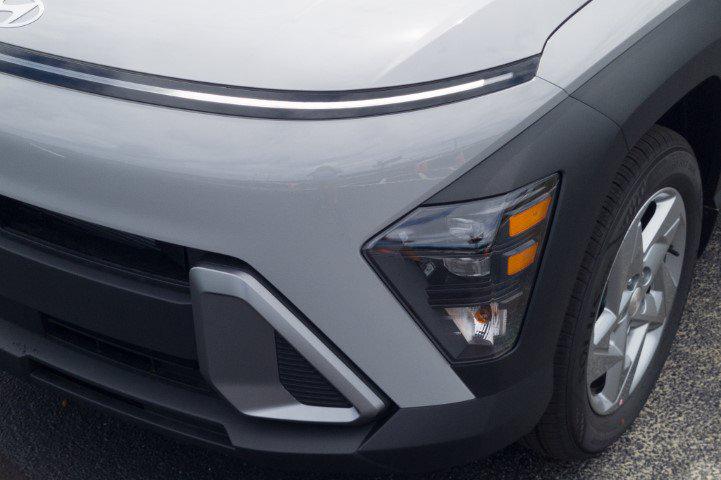 New 2027 Gray HYUNDAI SE FWD image 9